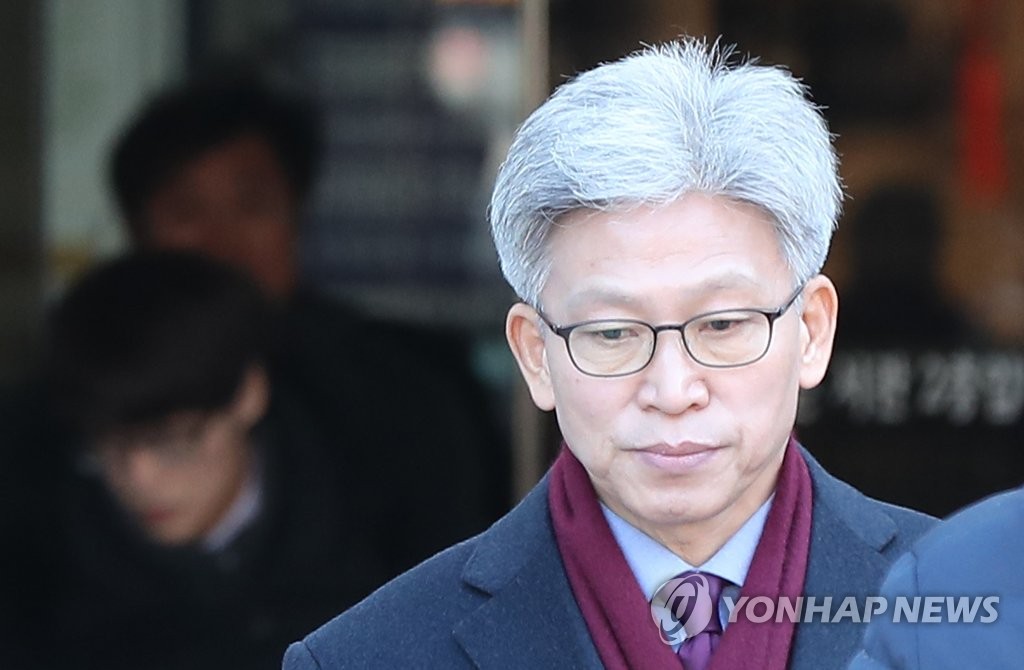 (서울=연합뉴스) 김기현 전 울산시장 측근 비리 의혹을 청와대에 최초 제보한 송병기 울산시 경제부시장이 31일 영장실질심사를 마친 뒤 서울 서초구 서울중앙지법 건물을 나서고 있다. 2019.12.31