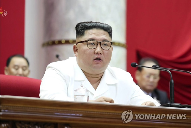 (서울=연합뉴스) 북한은 지난 30일 노동당 제7기 제5차 전원회의를 3일째 진행하고 있다고 조선중앙TV가 31일 보도했다. 사진은 이날 조선중앙TV가 보도한 3일 차 회의에서 김정은 국무위원장이 단상에 오른 모습. 2019.12.31