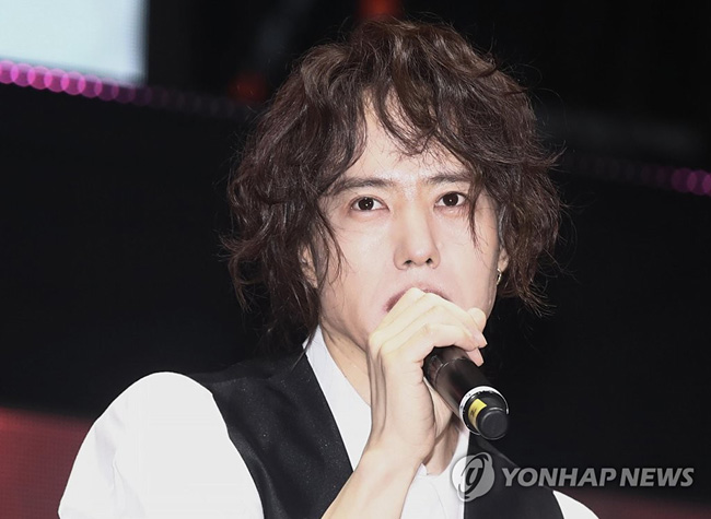(서울=연합뉴스) 이재희 기자 = 가수 양준일이 31일 오후 서울 광진구 세종대 대양홀에서 열린 팬미팅 기자간담회에서 인사말을 하고 있다. 양준일은 1990년대 활동했지만 큰 빛을 보지 못하고 잊혔으나 최근 뉴트로 열풍에 재조명되어 화제가 되고 있다. 2019.12.31