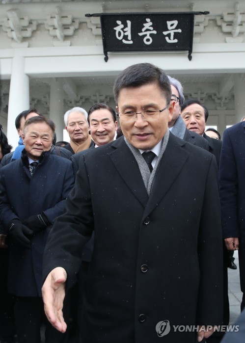 (서울=연합뉴스) 안정원 기자 = 자유한국당 황교안 대표가 2020년 새해 첫날인 1일 오전 서울 동작구 국립서울현충원 참배를 마친 뒤 한 지지자에게 악수를 청하고 있다. 2020.1.1