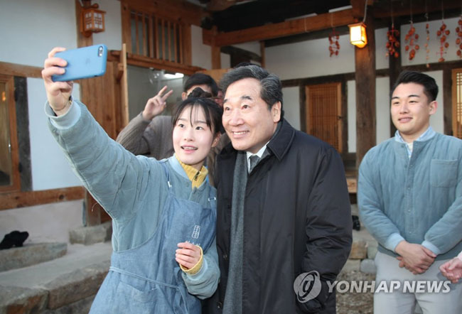 (문경=연합뉴스) 김승두 기자 = 이낙연 국무총리가 연말인 31일 경북 문경시 청년한옥카페인 화수헌을 방문, 관계자와 기념촬영을 하고 있다. 2019.12.31