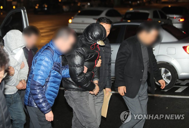 (전주=연합뉴스) 임채두 기자 = ‘전주 얼굴 없는 천사’ 성금 절도 사건의 용의자 2명이 고개를 숙인 채 30일 오후 전북 전주완산경찰서로 들어서고 있다. 2019.12.30