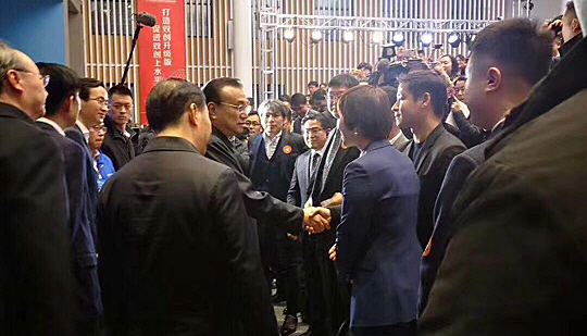지승범(오른쪽) 화이브라더스코리아 대표가 리커창 중국 국무원 총리와 중한창신창업원에서 만나 악수를 나누고 있다.   화이브라더스코리아 제공