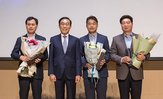 왼쪽부터 삼성명장에 선정된 삼성전자 레이아웃 부문 이승권 명장, 김기남 대표이사 부회장, 설비 부문 배종용 명장, 제조기술 부문 문영준 명장. 삼성전자 제공