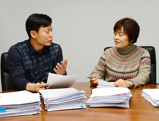 김서정(오른쪽) 아동문학 평론가와 김남중 동화작가가 2020 문화일보 신춘문예 동화 부문 응모작에 관한 의견을 교환하고 있다. 김호웅 기자