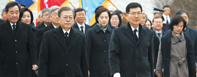 문재인 대통령이 2일 오전 서울 동작구 국립서울현충원 현충탑에 참배하기 위해 이날 오전 ‘전자결재’를 통해 임명한 추미애(오른쪽) 법무부 장관 등과 함께 현충원에 들어서고 있다.  연합뉴스