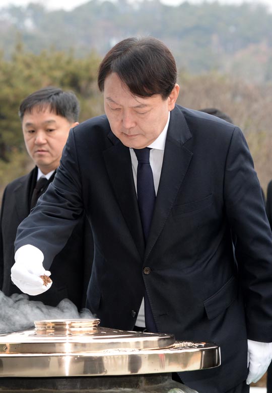 문재인 대통령이 2일 검찰개혁 의지를 다시 한 번 강조한 가운데 이날 오전 윤석열 검찰총장이 새해 첫 공식 일정으로 서울 동작구 국립서울현충원을 찾아 현충탑에서 분향하고 있다.