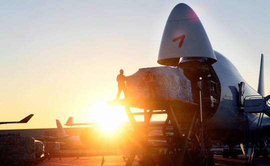 아시아나항공이 올해 첫 수출 화물을 실은 항공기를 띄우며 새해 여객·화물 영업을 개시했다고 1일 밝혔다. 이날 오전 1시 5분 반도체와 전자장비 등 60여t의 화물을 실은 OZ897편이 인천국제공항을 출발해 중국 상하이에 도착했다. 연합뉴스
