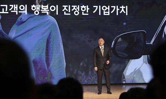 정의선 현대자동차그룹 수석부회장이 2일 서울 서초구 양재동 본사에서 열린 ‘2020 현대차그룹 신년회’에서 신년사를 통해 “2020년을 미래 시장에 대한 리더십 확보의 원년으로 삼겠다”는 포부를 밝히고 있다.  뉴시스