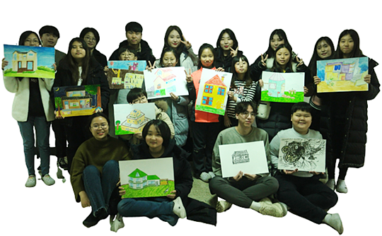 　‘주(住)토피아’ 전에 선보이는 ‘나의 집 프로젝트’의 ‘집 그림’들. 효동초의 어린이 13명이 ‘집’을 주제로 그림을 그리고, 그 그림을 경기대학교 건축학과 학생 10인이 도면화했다.  11AM 제공