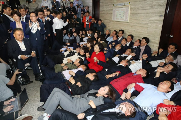 4월26일 당시 국회 회의실 앞에 드러누워 진입 막는 자유한국당[연합뉴스 자료사진]