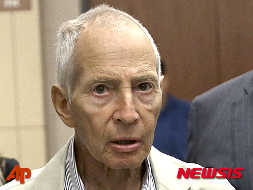 [뉴올리언스=AP/뉴시스]미국 최상위 부호 가문 출신인 로버트 더스트(71)가 지난 14일(현지시간) 3건의 살인과 관련된 자신 생애에 관한 다큐멘터리 TV 시리즈를 녹화하던 중 이 살인 사건들이 자신의 범행임을 털어놓았다. 그는 이날  뉴올리언스의 한 호텔에서 다큐멘터리를 촬영의 마지막 회 인터뷰를 하던 도중 미 연방수사국(FBI) 요원들에게 체포됐다. 지난 2014년 8월15일 더스트가 휴스턴 법정에 출석할 당시 모습. 2015.03.15