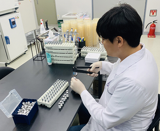 충북 청주시 오송읍 식품의약품안전처 연구심사동에 위치한 식중독균 자원센터 자원배양실에서 연구원이 식중독균을 배양하고 있다. 해당 센터는 균주의 ‘지문’ 정보를 구축, 조회해 최대한 신속하게 오염원과 경로를 확인하는 데 이바지한다.  식품의약품안전처 제공