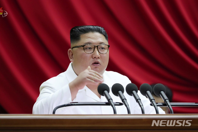 [서울=뉴시스] 북한 조선중앙TV는 조선로동당 중앙위원회 제7기 제5차 전원회의 3일회의가 지난해 12월 30일에 계속 진행 되었다고 31일 보도했다. 조선로동당 김정은 위원장이 1일회의, 2일회의에 이어 보고를 계속했다고 방송했다. 2019.12.31. (사진=조선중앙TV 캡쳐)