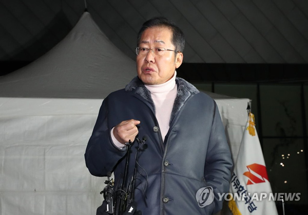 작년 11월 25일 자유한국당 홍준표 전 대표가 청와대 분수대 앞에서 단식 투쟁 중인 황교안 대표를 만나고 나와 기자들의 질문에 답하고 있다. [연합뉴스 자료사진]