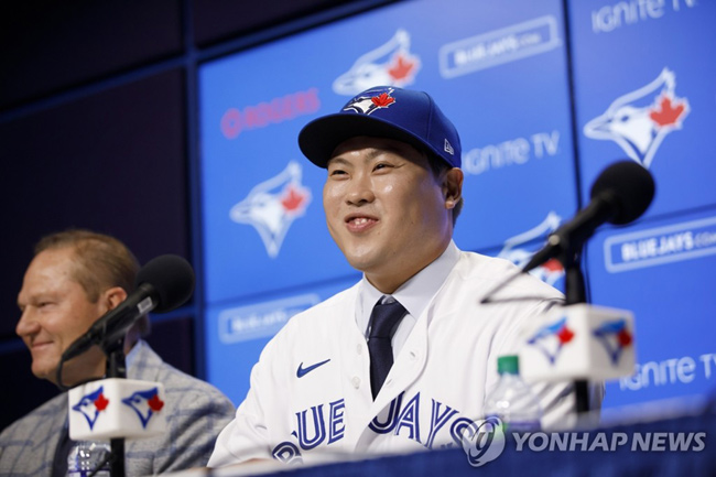 류현진이 2019년 12월 27일(현지시간) 캐나다 온타리오주 토론토 로저스센터에서 토론토 블루제이스 입단을 알리는 기자회견을 하며 미소를 짓고 있다. [AP=연합뉴스 자료사진]