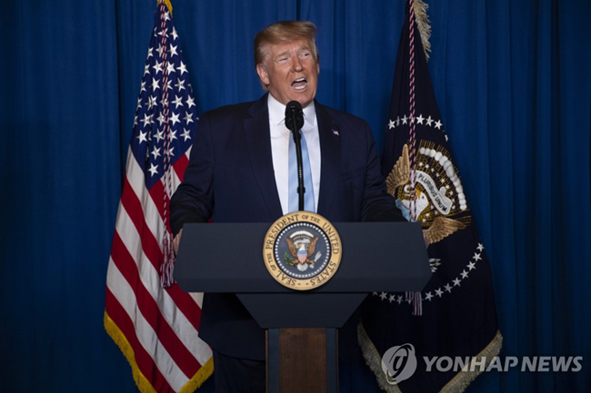 (팜비치 AP=연합뉴스) 도널드 트럼프 미국 대통령이 3일(현지시간) 플로리다주 팜비치의 마러라고 리조트에서 이란 군부 실세인 거셈 솔레이마니 쿠드스군(이란혁명수비대 정예군) 사령관을 미군이 공습 살해한 것과 관련, 기자회견을 하고 있다.