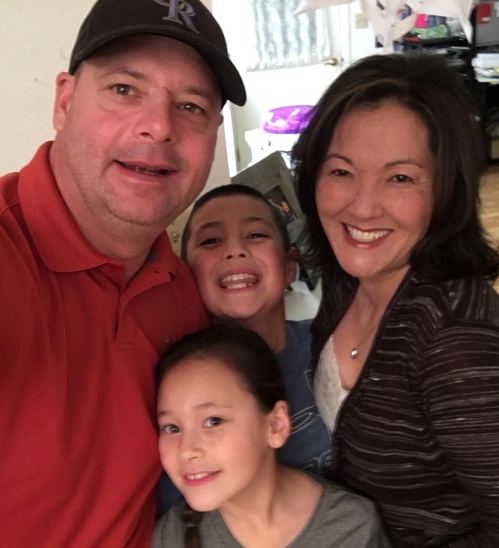 라비(오른쪽) 씨가 친부모에게 보여주고 싶다는 남편과 자녀[아동권리보장원 제공]