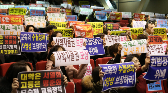 문재인 정부가 ‘공공성 강화’ 명목으로 밀어붙이는 ‘사학개혁’은 보수 성향이 강한 사학계를 장악하기 위한 목적이라는 관측이 나오고 있어 논란이 커지고 있다. 사진은 전국 자사고·외국어고·국제고 교장 연합회와 학부모가 지난해 12월 18일 정부의 자사고 등의 일괄 폐지 방침에 대해 규탄하고 있는 모습. 자료사진