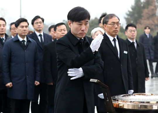 하태경(가운데) 새로운보수당 책임대표가 6일 오전 취임 후 첫 일정으로 국립대전현충원을 방문해 분향하고 있다.  연합뉴스