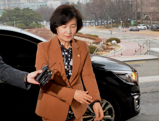 추미애 법무부 장관이 6일 오전 정부과천청사로 출근하면서 검찰 인사와 관련해 기자들의 질문을 받고 있다.