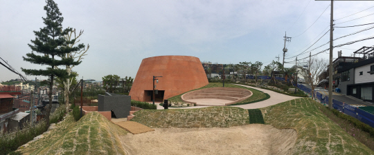 봉제산업의 메카인 서울 종로구 창신·숭인동의 지역적 특색을 되살린 산마루놀이터. 종로구청 제공