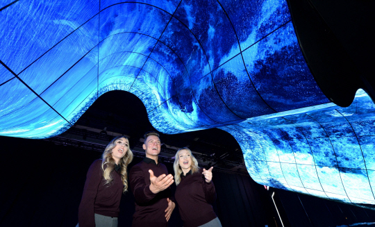 LG전자가 라스베이거스 ‘CES 2020’ 부스 입구에 유기발광다이오드 플렉시블 사이니지 200여 장을 이어 붙여 만든 조형물인 ‘새로운 물결(New Wave)’을 전시하고 있는 모습.  LG전자 제공