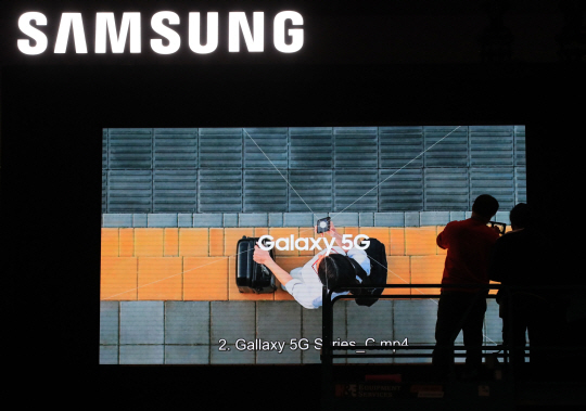 ‘소비자 가전 쇼(CES) 2020’ 개막을 앞두고 5일(현지시간) 행사장인 미국 네바다주 라스베이거스 컨벤션센터에서 관계자들이 로비에 설치된 삼성전자 광고판을 점검하고 있다. 연합뉴스