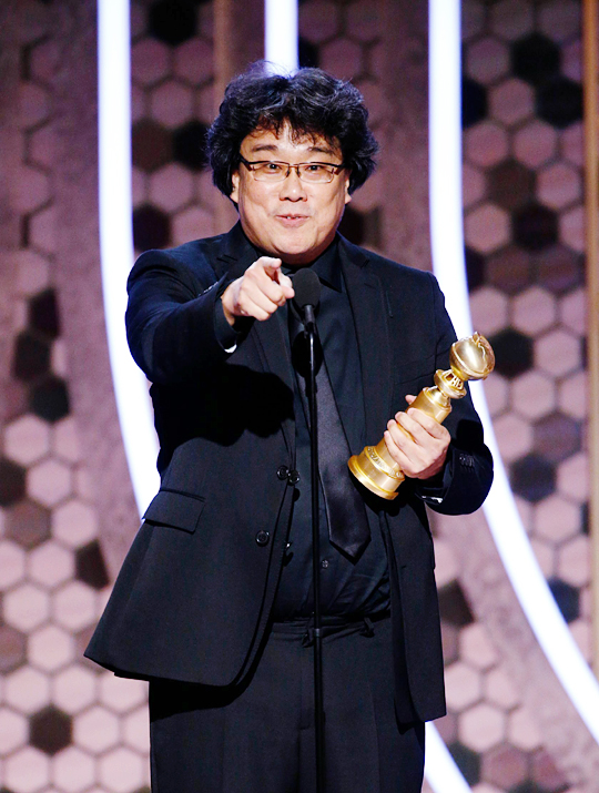 한국 영화 최초로 골든글로브 외국어영화상을 수상한 ‘기생충’의 봉준호 감독이 수상 소감을 말한 후 객석을 가리키고 있다.