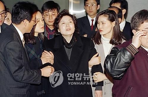 1994년 두 번째 구속되던 당시 장영자 씨. [연합뉴스 자료사진]