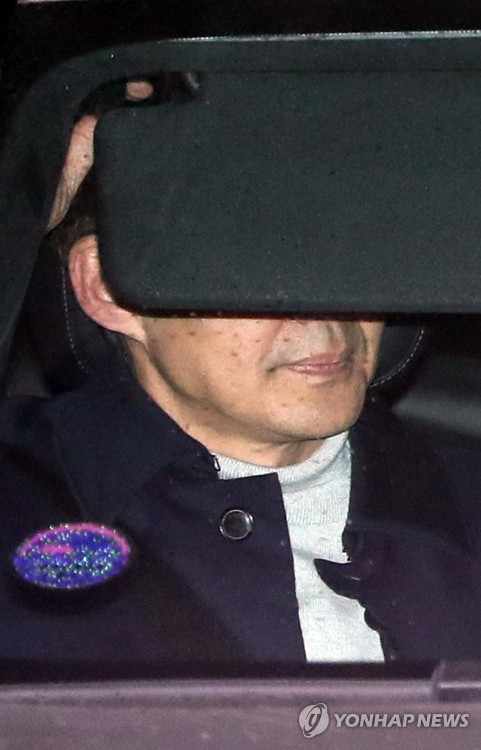 (서울=연합뉴스) 조국 전 법무부 장관이 6일 오후 서울 송파구 서울동부지검에서 유재수 전 부산시 경제부시장에 대한 청와대 감찰 중단 의혹과 관련해 소환 조사를 마친 뒤 귀가하고 있다. 2020.1.6