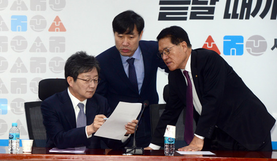 하태경(가운데) 새로운보수당 책임대표와 유승민(왼쪽) 보수재건위원장, 정운천 공동대표가 7일 오전 국회 의원회관에서 열린 당 대표단 회의에서 서류를 들여다보며 이야기를 하고 있다.