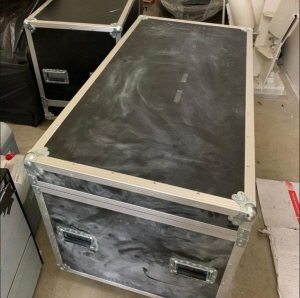 카를로스 곤 전 르노·닛산·미쓰비시 회장이 일본 오사카 간사이 국제공항을 몰래 출국할 때 숨어 있었던 것으로 추정되는 대형 음향기기 박스. 박스 아래에는 곤 전 회장이 숨을 쉴 수 있도록 구멍이 뚫려 있었던 것으로 전해졌다. 출처=월스트리트저널(WSJ)