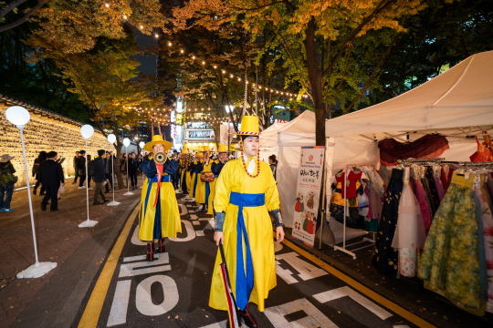 지난해 10월 25일 열린 ‘2019 정동야행’에서 덕수궁 수문장 취타대가 오프닝 퍼레이드를 하고 있다.  서울시청 제공