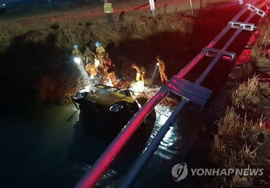 어린이집 차량, 트럭 충돌 뒤 다리 밑 추락…11명 부상[경기소방재난본부 제공. 재판매 및 DB 금지]