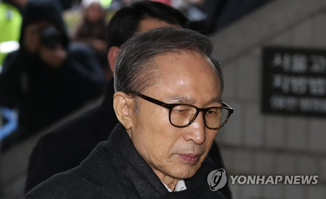 (서울=연합뉴스) 임헌정 기자 = 자동차부품업체 다스의 자금을 횡령하고 삼성으로부터 뇌물을 수수한 혐의 등으로 기소돼 1심에서 실형을 선고받은 이명박 전 대통령이 8일 오후 서울 서초구 서울고등법원에서 열린 항소심 결심공판에 출석, 법정으로 향하고 있다. 2020.1.8