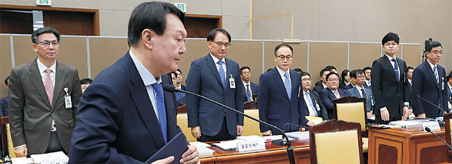 9일 ‘살아있는 권력’ 수사에 대한 청와대의 ‘보복인사’로 파문이 확산되고 있는 가운데 윤석열 검찰총장을 비롯한 대검찰청 핵심 검찰 참모진이 지난해 10월 17일 서울 서초구 대검찰청에서 열린 국회 법제사법위원회의 대검찰청에 대한 국정감사에서 선서를 위해 기립해 있다. 왼쪽부터 복두규 사무국장, 윤 총장, 박찬호 공공수사부장, 이원석 기획조정부장, 한동훈 반부패강력부장, 조상준 형사부장.  뉴시스