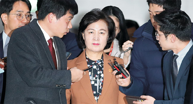 추미애 법무부 장관이 9일 오전 국회에서 열린 법제사법위원회 전체회의에 참석하는 도중 취재진의 질문을 받고 있다. 연합뉴스