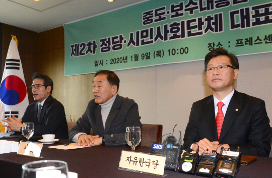 이재오(가운데) 국민통합연대 집행위원장이 9일 오전 서울 중구 한국프레스센터에서 열린 중도·보수 대통합을 위한 제2차 정당·시민사회단체 대표자 회의에서 발언하고 있다. 이 회의에서 자유한국당과 새로운보수당 등 보수 정당과 시민단체들은 중도·보수 대통합을 위한 혁신통합추진위원회를 구성하기로 했다. 오른쪽부터 이양수 한국당 의원, 이 위원장, 정병국 새보수당 의원.  신창섭 기자