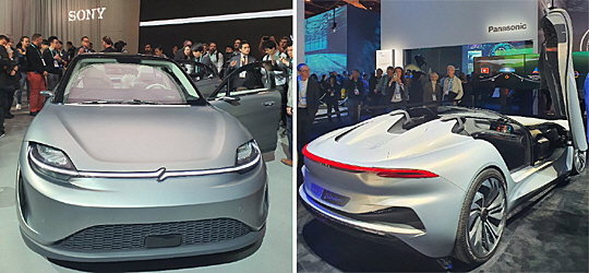 ‘소비자 가전 쇼(CES) 2020’에서 소니가 자율주행 전기차 ‘비전-에스(S)’를 처음 공개했다. 오른쪽은 파나소닉 부스에 전시된 ‘커넥티드 카’ 모습. 파나소닉은 올해는 TV를 전시하지 않고 전시장 한 가운데 자동차와 오토바이를 선보였다.