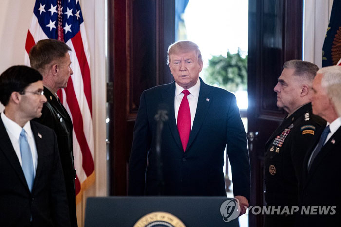 핵심참모들의 ‘병풍 도열’ 사이로 영웅처럼 등장하는 트럼프(EPA=연합뉴스)