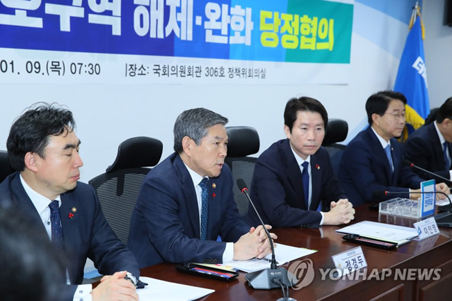 (서울=연합뉴스) 정경두 국방부 장관(왼쪽 두번째)이 9일 국회 의원회관에서 열린 ‘군사시설 보호구역 해제 및 완화’를 위한 당정협의회에 참석, 발언하고 있다.