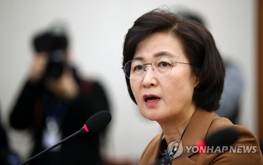 (서울=연합뉴스) 추미애 법무부 장관이 9일 국회에서 열린 법제사법위원회 전체회의에서 의원들 질의에 답하고 있다. 2020.1.9