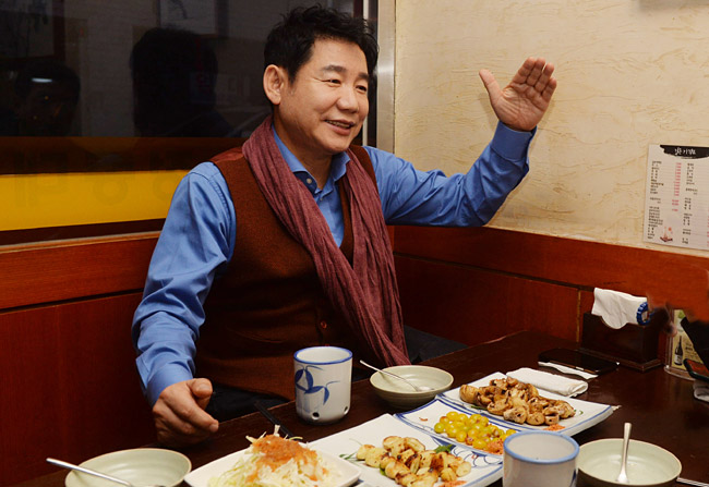 배우 박상원이 26년째 단골인 꼬치구이집에서 거침없이 달려온 40여 년의 연기인생을 풀어내고 있다. 지난해 환갑을 맞은 그는 “어느 정도 삶의 모양새가 잡힌 세 번째 성년이 됐다”고 말했다.