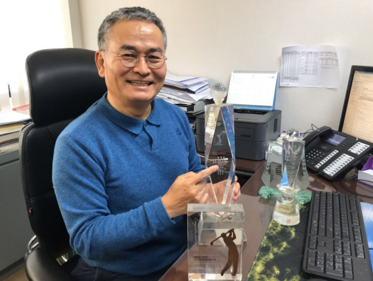 송영천 변호사가 지난 3일 서울 강남구 삼성동 세한 법무법인 집무실에서 홀인원 패를 안은 채 미소를 짓고 있다.