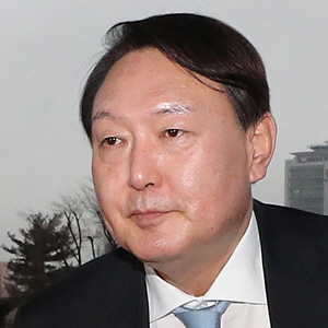 윤석열 검찰총장이 검찰 고위간부 인사 단행 전날인 7일 추미애 법무부 장관을 예방하기 위해 정부과천청사로 입을 굳게 다문 채 들어가고 있다.  연합뉴스