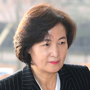 추미애 법무부 장관이 검찰 인사에 대해 “검찰총장이 제 명을 거역한 것”이라고 강변하고 있는 가운데 10일 오전 정부과천청사로 출근하고 있다.  연합뉴스