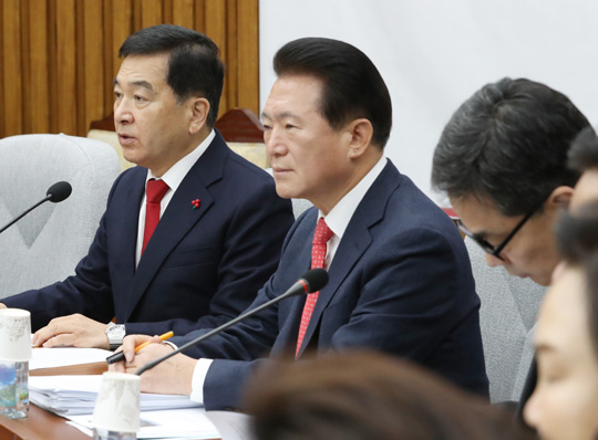 심재철(왼쪽) 자유한국당 원내대표가 10일 오전 국회에서 열린 원내대책회의에서 모두발언을 하고 있다.