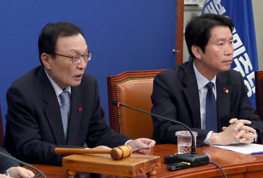 이해찬(왼쪽) 더불어민주당 대표가 10일 오전 국회에서 열린 최고위원회의에서 모두발언을 하고 있다.
