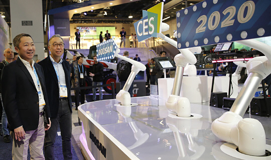 박정원(왼쪽) 두산그룹 회장과 박지원 부회장이 8일(현지시간) ‘소비자 가전 쇼(CES) 2020’이 열린 미국 라스베이거스 컨벤션센터에 차려진 두산 부스를 살펴보고 있다. 두산그룹 제공